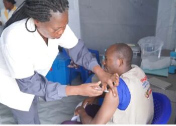 Ebola en RDC : 20 000 agents de santé ciblés pour mesurer l’efficacité d’Ervebo.